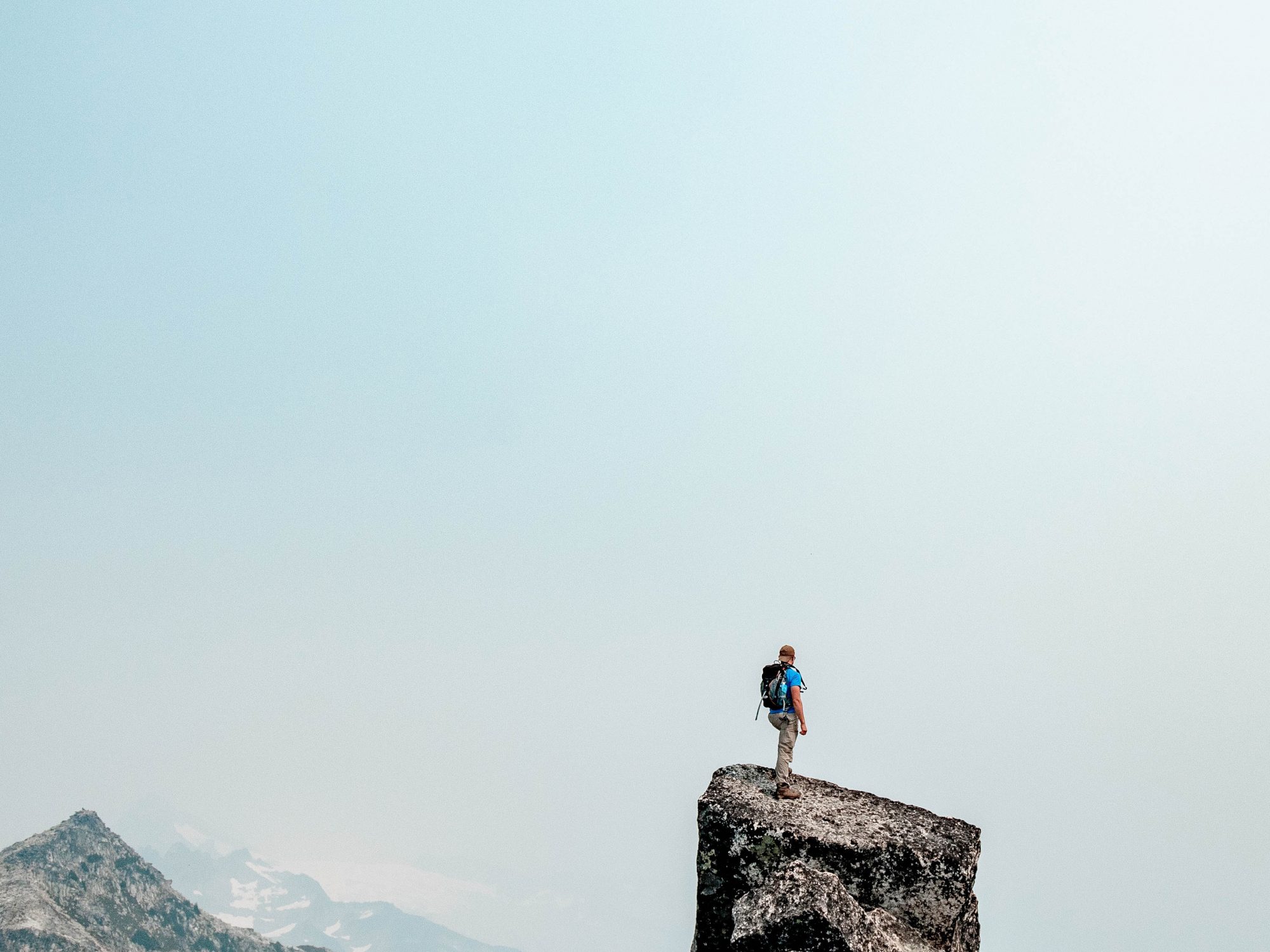 En man högt på ett berg för att illustrera personlig utveckling